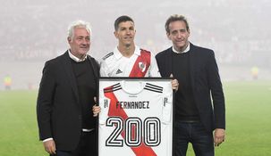 Nacho Fernández recibió una camiseta por los 200 partidos.