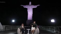 Rosalía se levantó del asiento al ver la cucaracha. Rosalía se levantó del asiento al ver la cucaracha.