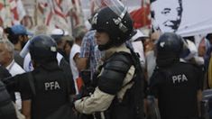 El prefecto apuntó directamente a la cara del manifestante.