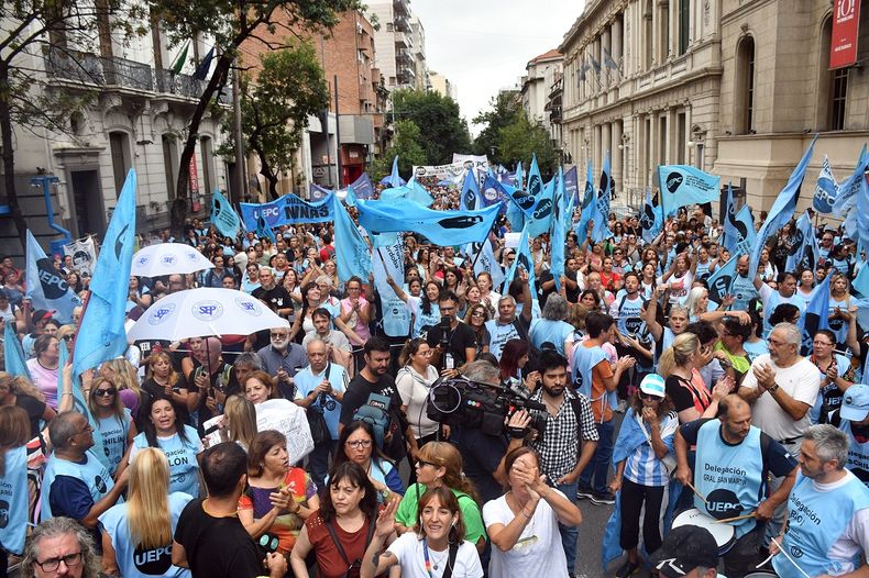 Ctera rechazó el nuevo salario mínimo de los docentes fijado por el Gobierno y se declaró en estado de alerta.