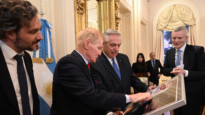 Alberto Fernández junto a Bill Nelson.