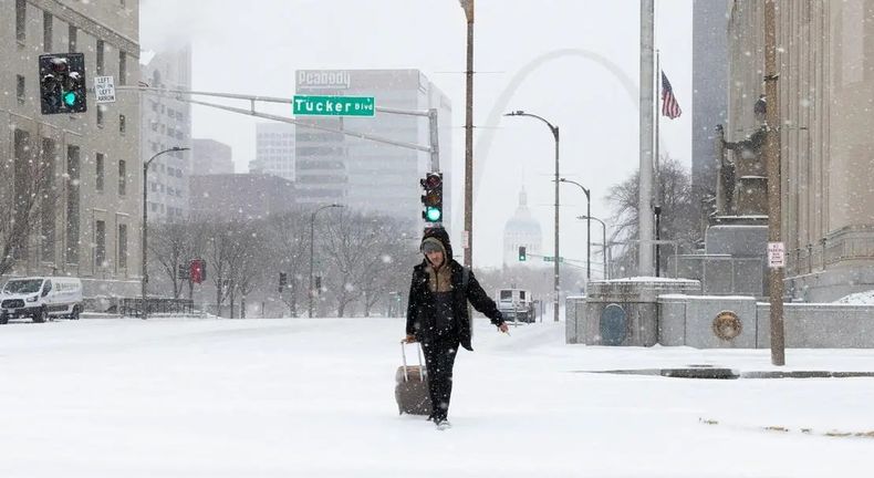 Las autoridades instan a los ciudadanos a evitar salir de sus hogares.