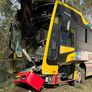 Así quedó el colectivo de la línea 202 que no logró esquivar el Ford Ka en Berisso.
