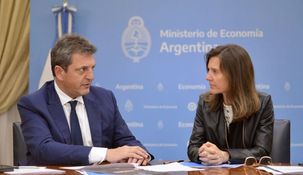 Massa y Raverta confirmaron el bono que será denominado Refuerzo Alimentario. Massa y Raverta confirmaron el bono que será denominado Refuerzo Alimentario.