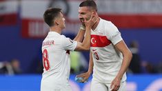 Guler y Demiral celebran uno de los goles turcos. Guler y Demiral celebran uno de los goles turcos.