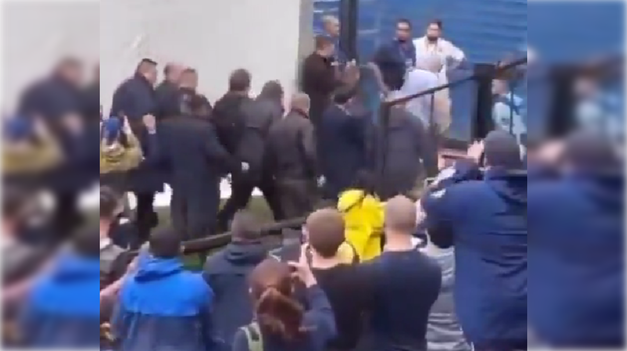 Varios hinchas repudiaron a Javier Milei cuando se presentó en la Bombonera para votar en la elecciones en Boca de este domingo.