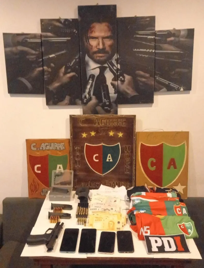 Durante el operativo se secuestraron armas de fuego, municiones, dinero en efectivo, celulares, dos motos y material relacionado con el Club Coronel Aguirre, como camisetas y cuadros.