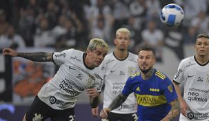 El defensor Fagner rechaza ante la mirada de Benedetto.