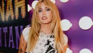 El personaje de Miley Stewart también tenía 13 años al inicio de la serie. El personaje de Miley Stewart también tenía 13 años al inicio de la serie.