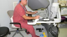 Los cirujanos que operan con el robot deben completar un entrenamiento.&nbsp;