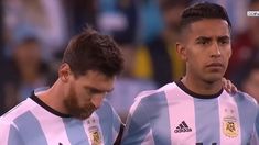 El defensor surgido de las inferiores de Racing con el capitán argentino. El defensor surgido de las inferiores de Racing con el capitán argentino.