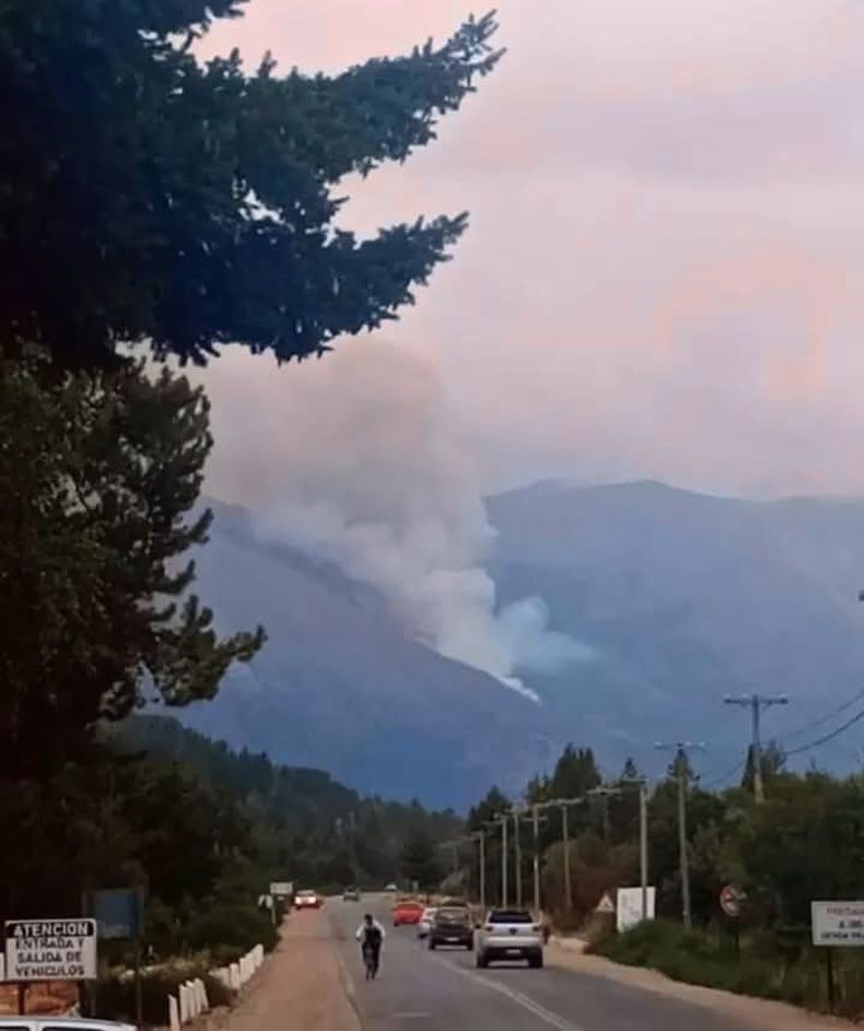 El Servicio Nacional de Manejo del Fuego desplegó en poco tiempo cuatro helicópteros y dos aviones