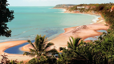 La playa principal combina aguas cristalinas con paisajes tropicales inolvidables. La playa principal combina aguas cristalinas con paisajes tropicales inolvidables.