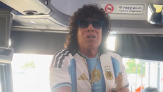 La Mona Jiménez viajó junto a fanaticos y causó sensación La Mona Jiménez viajó junto a fanaticos y causó sensación