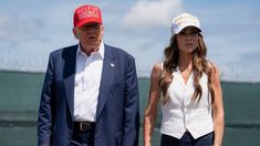 Donald Trump junto a Kristi Noem. Donald Trump junto a Kristi Noem.