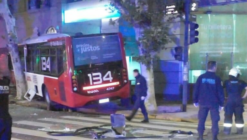 16 personas resultaron heridas en un choque entre colectivos en el barrio porteño de Parque Patricios.