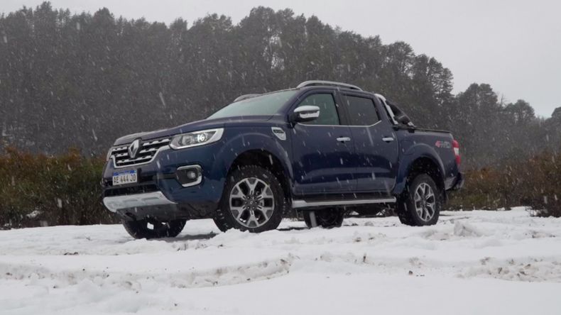 Renault Alaskan bajo la intensa nieve.