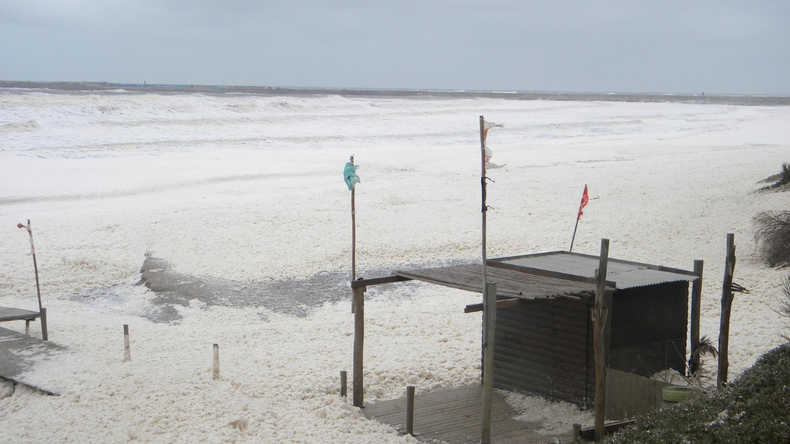 Temporal en la Costa Atlántica: la espuma marina invadió las costas de  Quequén
