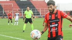 El jugador del equipo de Paraná desaprovechó la chance. El jugador del equipo de Paraná desaprovechó la chance.