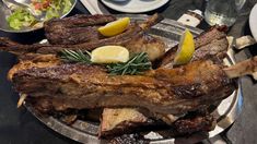 El bodegón cerca de Buenos Aires con un costillar de locos y una chocotorta para deleitarse. El bodegón cerca de Buenos Aires con un costillar de locos y una chocotorta para deleitarse.