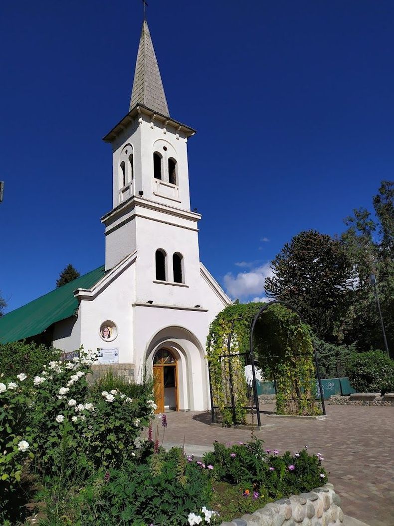 La iglesia donde se recibió el explosivo.