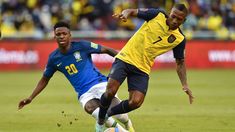 Vinicius y Estupiñán disputan la pelota durante el encuentro jugado en Quito. Vinicius y Estupiñán disputan la pelota durante el encuentro jugado en Quito.