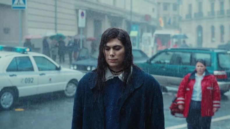 Con una estética nocturna y una puesta en escena claustrofóbica, la película construye una sensación constante de tensión y urgencia.