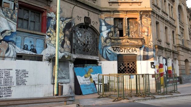 La fachada del edificio donde funcionó el boliche.