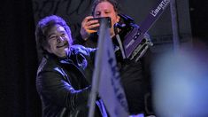 Milei esgrime una motosierra durante el acto en el club Atenas de La Plata.