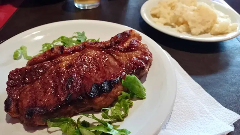 Un bodegón clásico con cortes de carne destacados en pleno centro porteño.