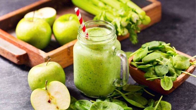 Además proporciona una variedad de vitaminas y minerales esenciales para el buen funcionamiento del cuerpo, como vitamina C, potasio, calcio y hierro. 