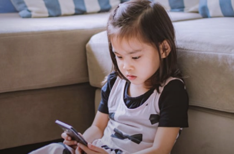 China propuso prohibir a los menores de 18 años conectarse a internet por la noche.
