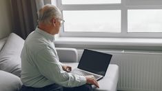 Jubilados y pensionados podrán acceder a una computadora con un préstamo especial. Jubilados y pensionados podrán acceder a una computadora con un préstamo especial.