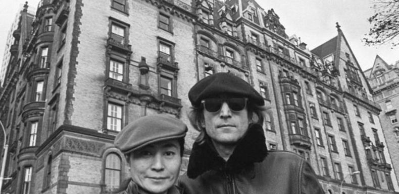John y Yoko, delante del edificio Dakota, en Nueva York. John y Yoko, delante del edificio Dakota, en Nueva York.