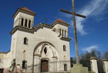Falda del Carmen, descanso serrano con arroyo y capilla histórica. Falda del Carmen, descanso serrano con arroyo y capilla histórica.
