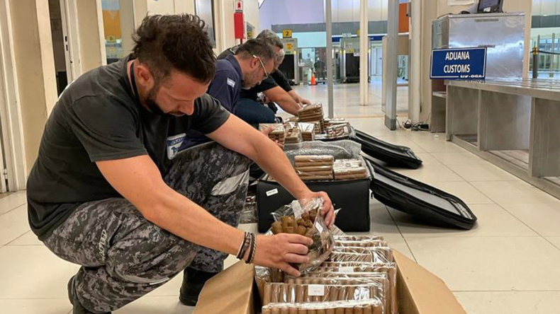 La Aduana frenó a un hombre que intentaba contrabandear más de 4500 habanos en su equipaje