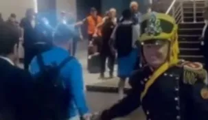 El emocionante momento que vivió un granadero tras el saludo de Messi. El emocionante momento que vivió un granadero tras el saludo de Messi.