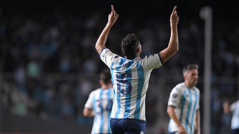Maxi Romero hizo el 1-0 para Racing.