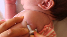 Obligaron a una mamá a vacunar a su bebé contra su voluntad Obligaron a una mamá a vacunar a su bebé contra su voluntad