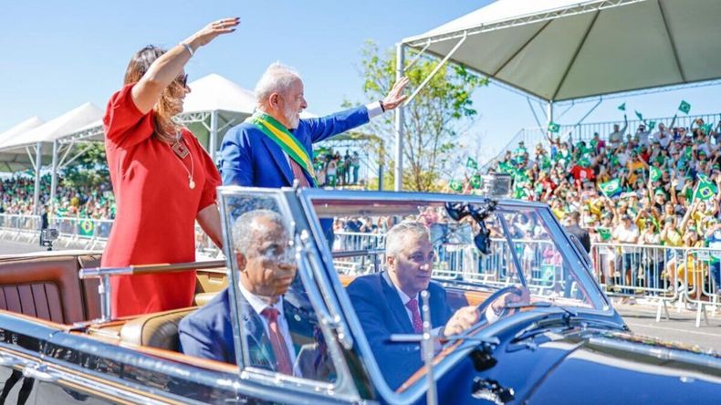 Lula da Silva encabezó el desfile cívico-militar en Brasilia.