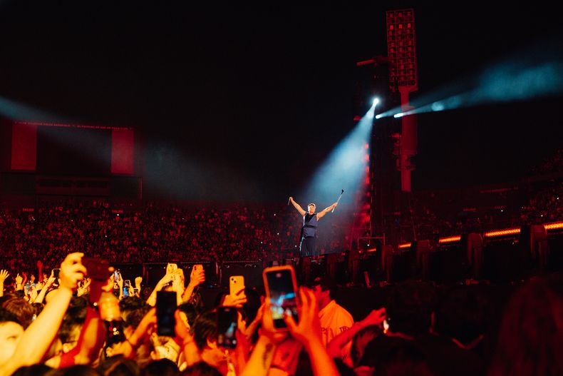 Chano Charpentier sobre el escenario del Regreso Tour.