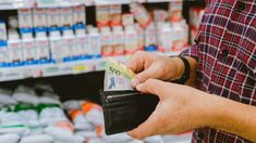 Golpe al bolsillo: la clase media argentina, la más perjudicada desde que asumió Javier Milei. Golpe al bolsillo: la clase media argentina, la más perjudicada desde que asumió Javier Milei.