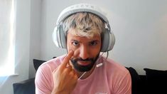 El Kun Agüero volvió a apoyar a Agustín. El Kun Agüero volvió a apoyar a Agustín.