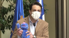 El diputado Gaspar Rivas fue con un peluche al Congreso chileno para criticar a Boric. El diputado Gaspar Rivas fue con un peluche al Congreso chileno para criticar a Boric.