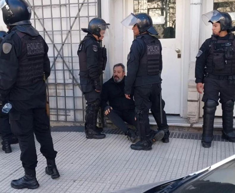 La Policía de la Ciudad reprimió a manifestantes durante un desalojo en Almagro donde viven mujeres y niños