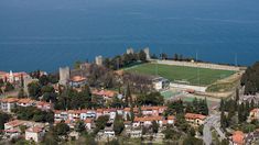 Algunos de estos estadios están ubicados en entornos únicos. Algunos de estos estadios están ubicados en entornos únicos.