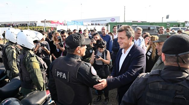 Massa en Rosario al inaugurar un centro de operaciones policiales e incorporación de 500
