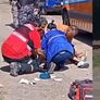 El perro murió en la calle y la jubilada debió ser internada.