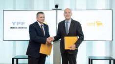 Horacio Marín y Claudio Descalzi, firmaron un memorando de entendimiento entre YPF y Eni. Horacio Marín y Claudio Descalzi, firmaron un memorando de entendimiento entre YPF y Eni.