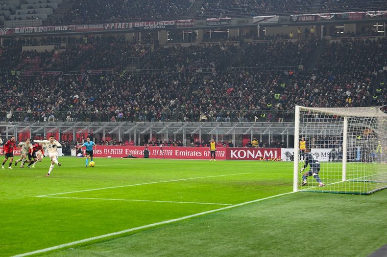 Leandro Paredes convirtió el único gol de Roma en la derrota con Milan.